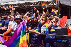 Klimato aktyvistai trumpam sustabdė Londono „Pride“ eiseną