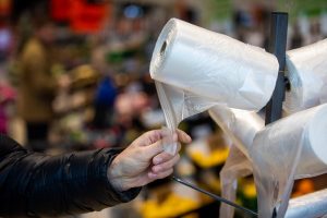 Žiniasklaida: nuo liepos už ploniausius plastikinius maišelius prekybininkai ims 1–5 centus