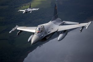 J. Borrellis: Lenkijoje prasidėjo Ukrainos pilotų apmokymai valdyti naikintuvus F-16