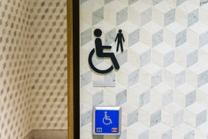 Prekybos centre – akibrokštas: darbuotojai į tualetą neįleido negalią turinčios moters