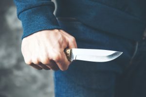 Siaubas sostinės kavinėje: neblaivus vyras peiliu sužalojo darbuotoją