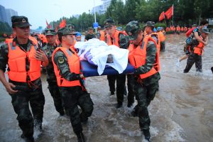 Artėjant taifūnui, Vidurio Kinijoje dėl potvynių evakuota dar daugiau žmonių