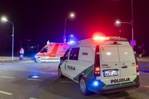 Tragiškas įvykis Vilniuje: po smūgio į šviesoforo ir apšvietimo stulpus žuvo vairuotojas