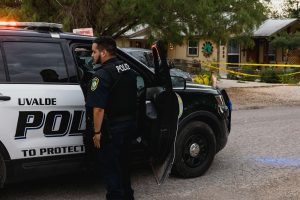 Šaudynių mokykloje sukrėstas Teksaso miestelis maldauja J. Bideno: ką nors darykite