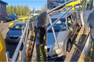 Vilniuje į du automobilius rėžėsi „Mercedes-Benz“ ir pavojingai pakibo ant atitvaro
