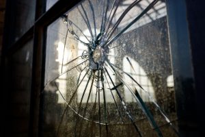 Šiauliuose – neįtikėtinas girtos moters agresyvumas: išdaužė trijų parduotuvių stiklus