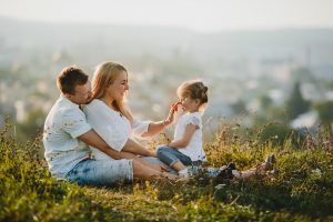 Seimas pritarė: ilgėja vaiko priežiūros atostogų trukmė, įtraukiami ir tėčiai