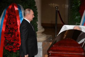 Žiniasklaida: į atsisveikinimą su V. Žirinovskiu V. Putinas atsinešė branduolinio ginklo lagaminėlį