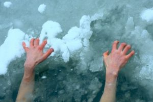 Žūklė su pažįstamu baigėsi tragedija: už ledo atbrailos neišsilaikiusį vyrą vandenyje rado negyvą