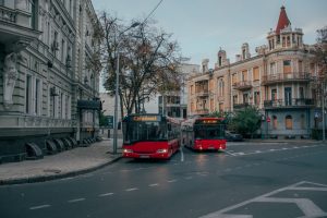 Charkivo gatvėse rieda Kauno padovanoti autobusai: nuo reguliarių iki greitojo reagavimo maršrutų