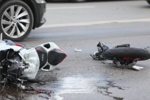 Panevėžio rajone automobilis susidūrė su motociklu, nukentėjo jo vairuotojas ir keleivė