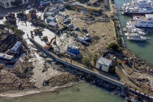 Nuošliaužos katastrofą patyrusi Italijos sala evakuoja žmones dėl artėjančių liūčių