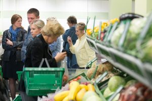 Analizė: pigiausių maisto produktų vidutinio krepšelio kaina birželį mažėjo 