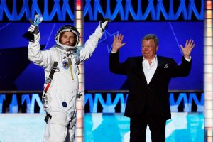 „Blue Origin“ turistiniame kosminiame skrydyje dalyvaus W. Shatneris iš „Žvaigždžių kelio“