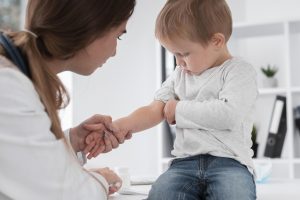 Londone aptikus poliomielito viruso pėdsakų siūloma skiepyti vaikus stiprinančiąja doze