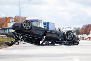 BMW apvirto ant stogo: sunkiai apgirtęs vairuotojas – ligoninėje