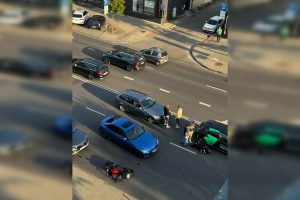 Savanorių prospekte – avarija: motociklininkė išvežta į Kauno klinikas