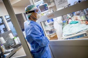 Ligoninėse sparčiai daugėja sergančių medikų, ima trūkti personalo planinėms paslaugoms