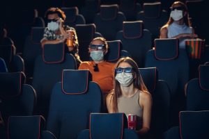 SAM lengvina pandeminius ribojimus – mažiau reikalavimų renginiuose, kino teatruose