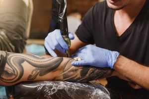 ES įsigaliojo draudimas naudoti vėžio riziką keliančius tatuiruočių dažų komponentus