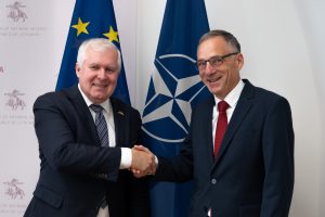 A. Anušauskas su Vokietijos ambasadoriumi aptarė brigados, gynybos klausimus