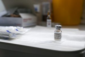 „Pfizer“ ir „BioNTech“ pradėjo vakcinos nuo omikron atmainos bandymus