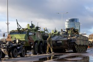 JAV misijos prie NATO vadovo pavaduotojas: Lietuvos žmonės turėtų suprasti, kad bus apginti