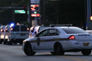 Pareigūnai: Floridoje rasinės neapykantos vedamas šaulys nužudė tris žmones 