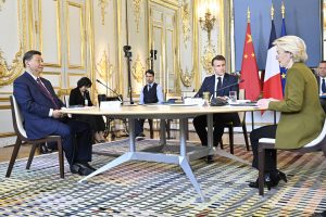 U. von der Leyen Kinijai: ES pasirengusi sunkiems sprendimams ekonomikai apsaugoti 