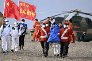 Trys kinų astronautai sugrįžo į Žemę