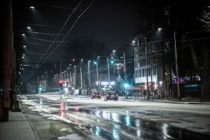 Rajoniniuose keliuose vietomis slidu, naktį gali susidaryti plikledis