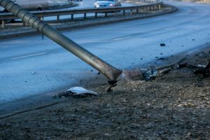 Vilniuje automobilis nulaužė stulpą: vairuotojas pabėgo 