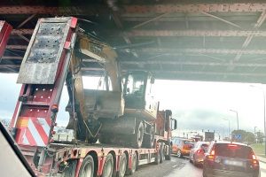 Netilpo: krovininis automobilis apgadino tiltą