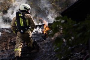 Marijampolės apylinkėse namas degė atvira liepsna: ugniagesiai rado žmogaus kūną