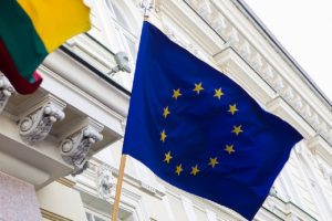 Apklausa: lietuviai labiausiai palaiko ES plėtrą, dauguma balsuotų EP rinkimuose