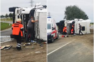 Nelaimė Kėdainių rajone: vairuotojas nesuvaldė sunkvežimio ir apvirto