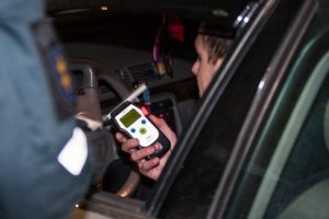 Girto vairuotojo kelionė Palangoje: kliudė aikštelėje stovintį BMW ir pasišalino