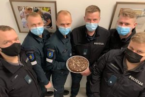 Uostamiesčio pareigūnai kepė pyragus ir aukojo pinigus