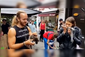 Akibrokštas veganų festivalyje: du vyrai pradėjo valgyti voveres (vaizdo įrašas)