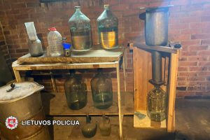 Klaipėdos rajone policijos pareigūnai rado daugiau kaip 400 litrų galimai naminės degtinės