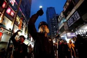 Kinija perspėja Honkongo protestuotojus „nedrumsti vandens“