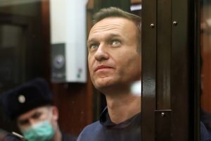 Rusijos prokurorai prašo teismo skirti A. Navalnui 10 tūkst. eurų baudą šmeižto byloje