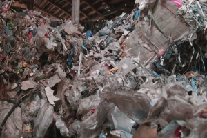 Šimtus tonų pavojingų atliekų saugo Ramygalos bedarbiai