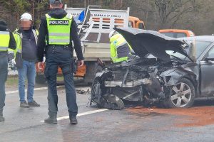 Avarija magistralėje: girto vairuotojo „Audi“ išsitaškė po smūgio į kelininkų automobilį