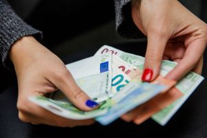 Pinigų perlaidos Lietuvoje siunčiamos vis rečiau