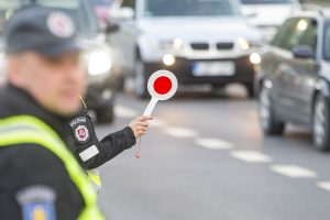 100 km/val. leistiną greitį viršijęs vairuotojas: skubu pasiimti vaiką!