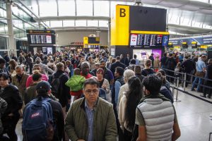 Suirutė Europos oro uostuose tęsiasi: masiškai atšaukiami skrydžiai