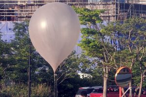 Pietų Korėja pranešė apie naują balionų su šiukšlėmis ataką iš Šiaurės Korėjos 