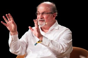 Agentas: sužalotas rašytojas S. Rushdie viena akim apako, nevaldo rankos