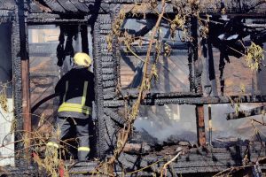 Aliarmas Lampėdžiuose: ugnis pasiglemžė šalia pagrindinės kurorto gatvės stovėjusį medinuką 